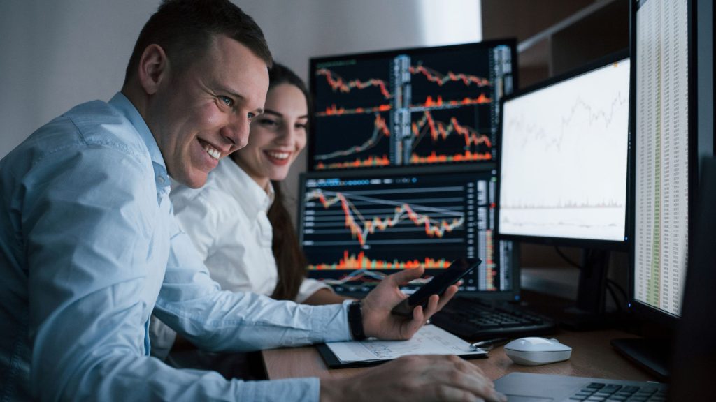 Analistas acompanhando em várias telas de computador métricas de gestão à vista