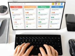 gestao-de-tarefas-digital Pessoa fazendo a gestão de projetos de sua equipe